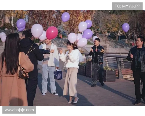 超级球星足球赛现场球迷浪漫求婚场面感动全场成千上万观众见证爱情奇迹